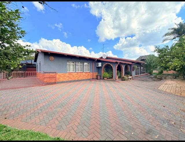 6 BEDROOM HOUSE FOR SALE IN VANDERBIJLPARK CE 2